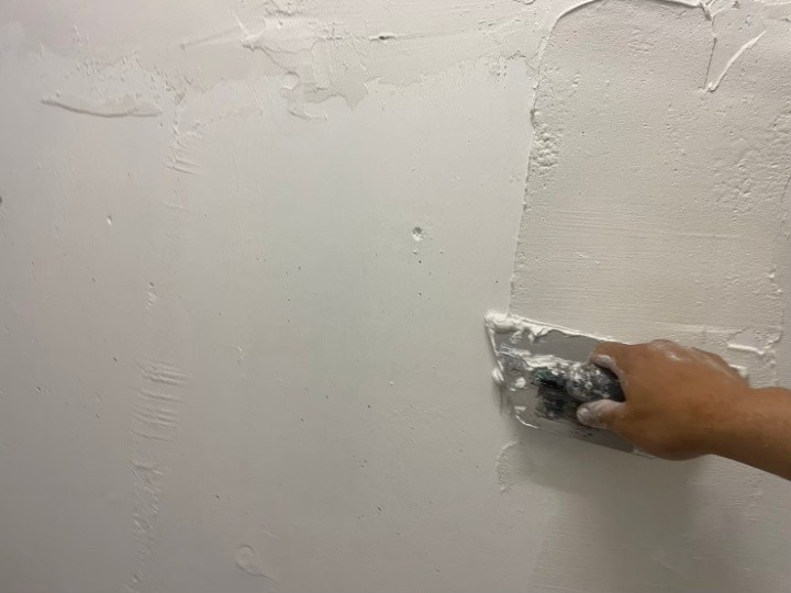 左官鏝を使用して仕上げ塗装